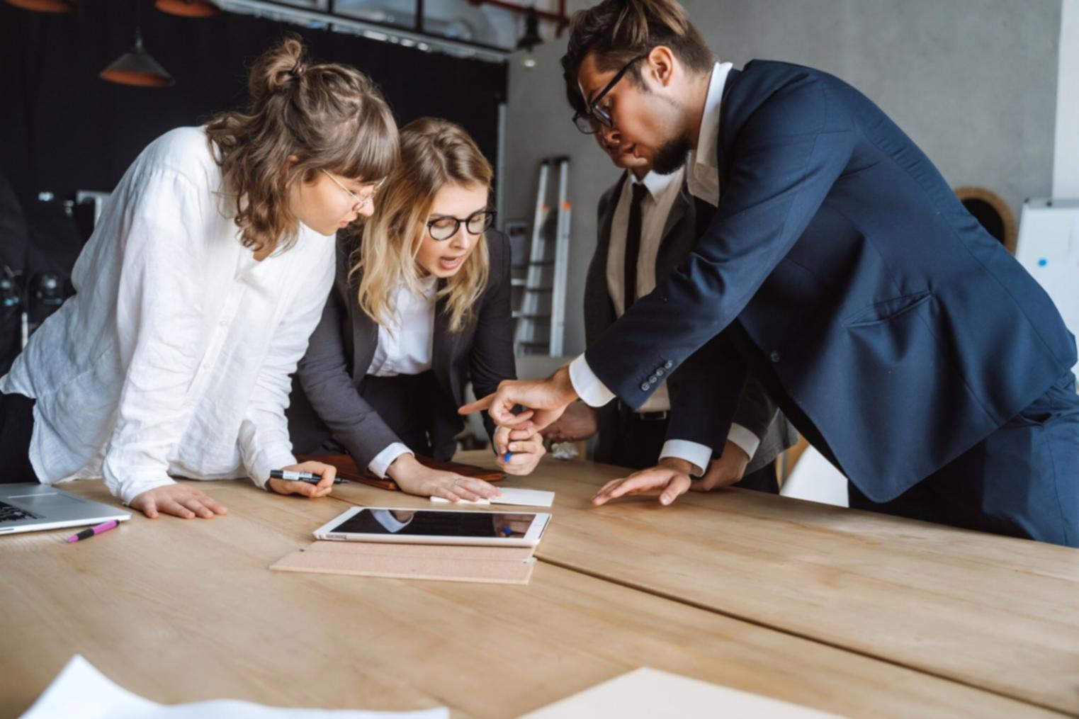Finanzielle Bestandsaufnahme mit Unterlagen und Taschenrechner