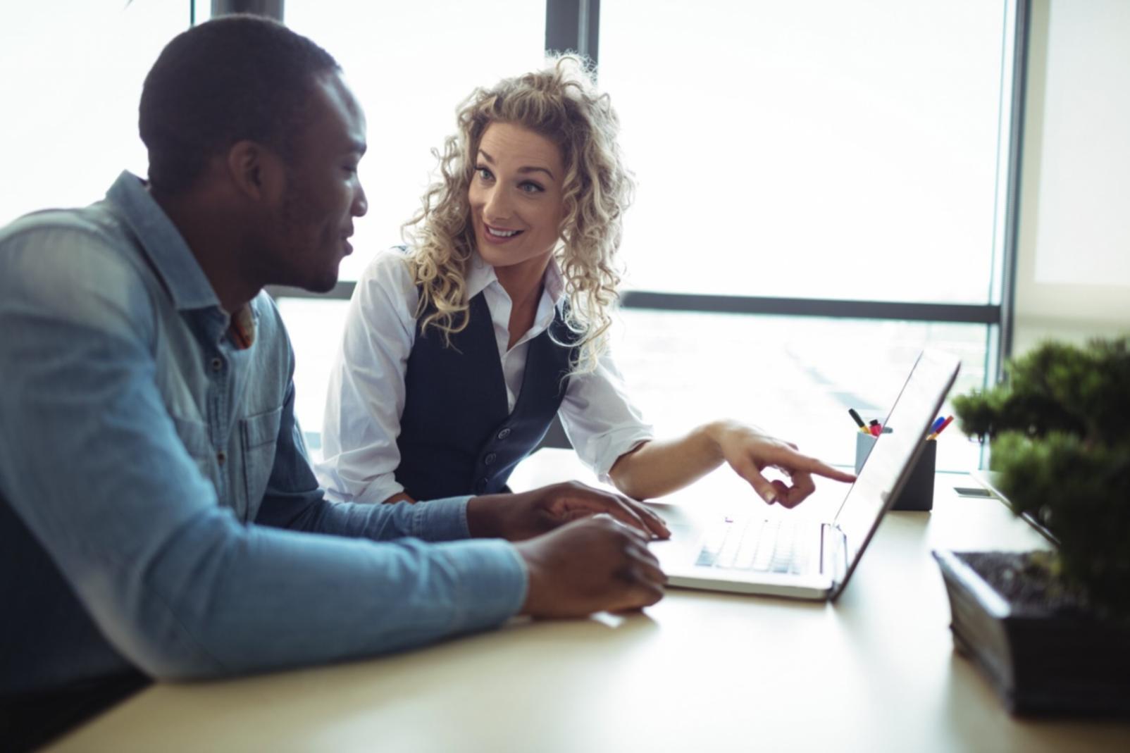 Moderne Finanzplanung am Arbeitsplatz mit Dokumenten und Computer
